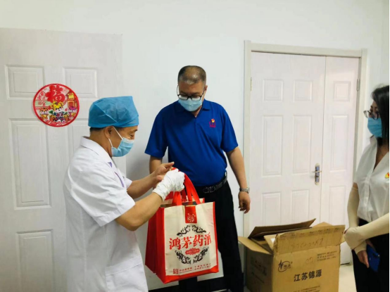 向奮斗者致敬！鴻茅藥業(yè)走訪慰問市勞模代表
